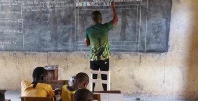 Microsoft anuncia que regalará computadoras al profesor de Ghana que enseña Word con tiza y pizarra